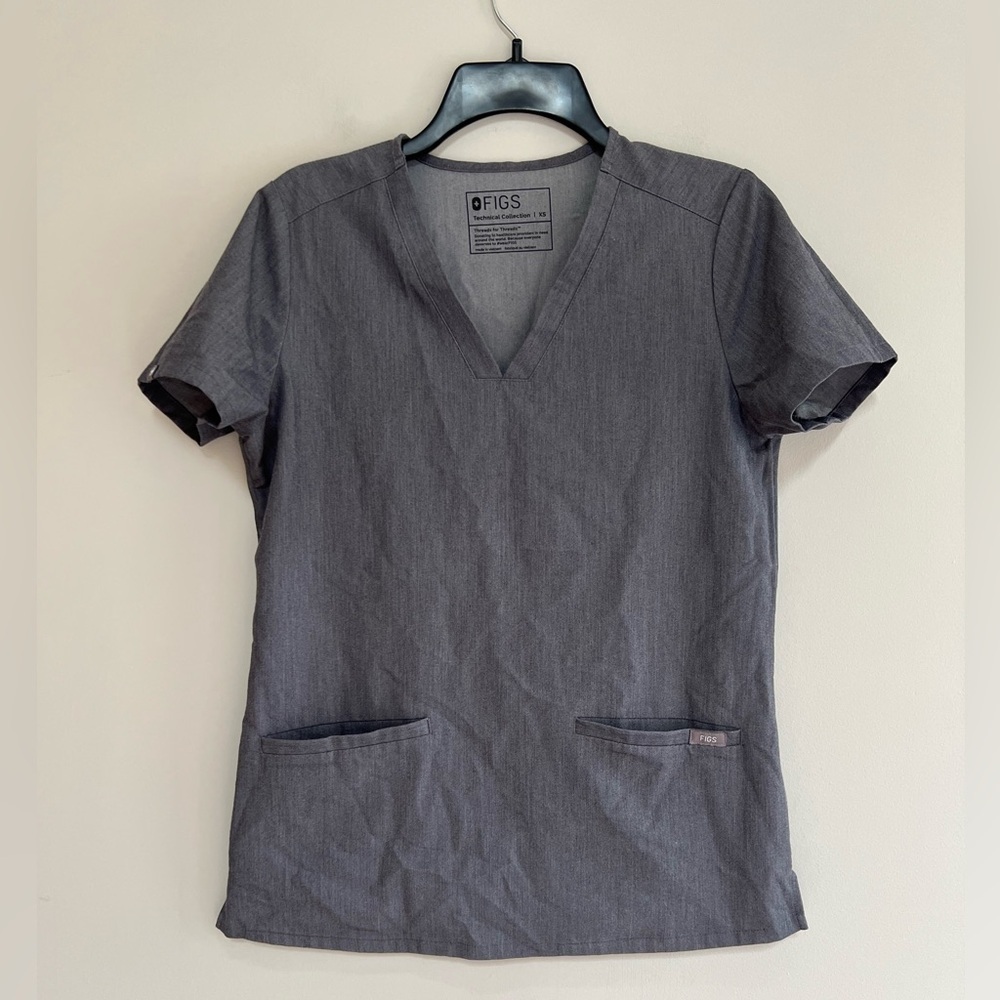 FIGS Casma Three-Pocket Scrub Top, Graphite Gray PO#2538, XS